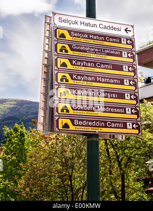 Hinweisschilder zu den verschiedenen touristischen Wahrzeichen In Bursa, Türkei Stockfoto