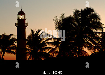 Sonnenuntergang im Leuchtturm von Itapua. Salvador, Bahia, Brasilien Stockfoto