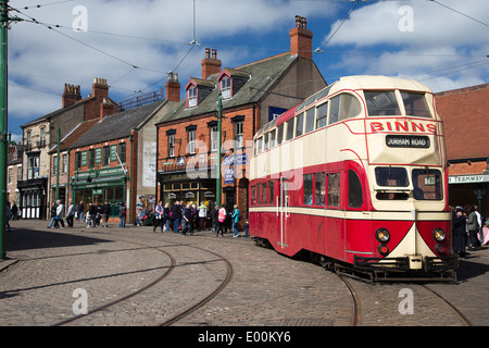 Straßenbahn in Victorian Village im Beamish Museum, Durham, England Stockfoto