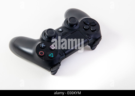 Sony Playstation 3 und 4 original authentische schwarze Gaming-Controller auf einem weißen Studio-Hintergrund. Stockfoto