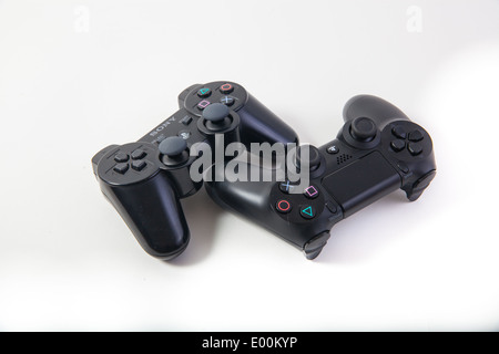 Sony Playstation 3 und 4 original authentische schwarze Gaming-Controller auf einem weißen Studio-Hintergrund. Stockfoto