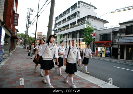 Schüler Fuß zur Schule in den Straßen von Kyoto. Stockfoto