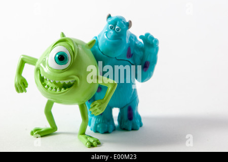 Kunststoff-Figuren von Mike Wazowski und James P Sullivan von Monster Inc, Kinder Disney-Film Stockfoto