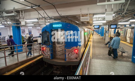Pfad-Züge an der 33rd Street in Midtown in New York City terminal Stockfoto