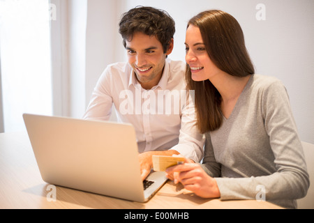 Frau Mann Computer Zuhause Online-shopping Stockfoto