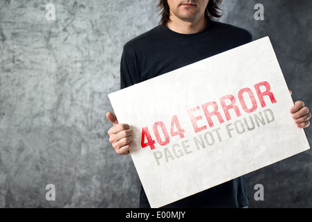 404 Fehler, Seite nicht gefunden. Web-Designer Papier mit gedruckten Fehlerseite Web halten. Internet-Technologie-Konzept. Stockfoto