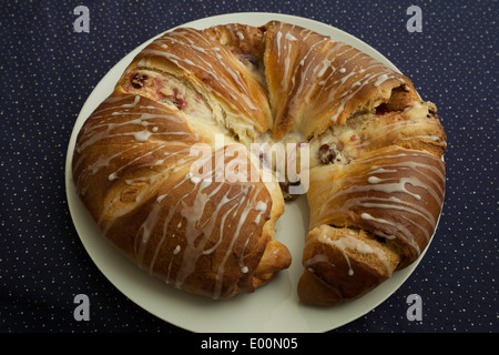 Kirsch Hefe Käsebrot mit Puderzucker Zuckerguss beträufelt auf der Oberfläche. Stockfoto