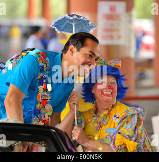 Austin, Texas, USA. 25. April 2014. San Antonio, Texas Bürgermeister JULIAN CASTRO posiert für Fotos während der Schlacht von Blumen Parade 2014. Robin Jerstad/ZUMAPRESS.com/Alamy © Live-Nachrichten Stockfoto