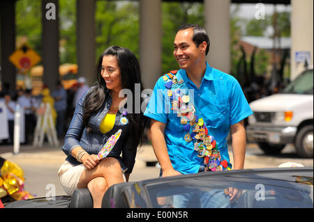 Austin, Texas, USA. 25. April 2014. San Antonio Bürgermeister JULIAN CASTRO, Demokrat und seine Frau ERICKA CASTRO fahren in der Schlacht von Blumen Parade in San Antonio Fiesta feiern. Robin Jerstad/ZUMAPRESS.com/Alamy © Live-Nachrichten Stockfoto