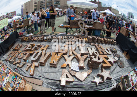 Käufer an der ursprünglichen Brooklyn Flea in der Nähe von Clinton Hill in New York City Stockfoto