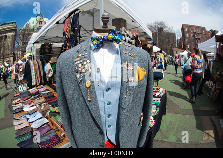 Käufer an der ursprünglichen Brooklyn Flea in der Nähe von Clinton Hill in New York City Stockfoto