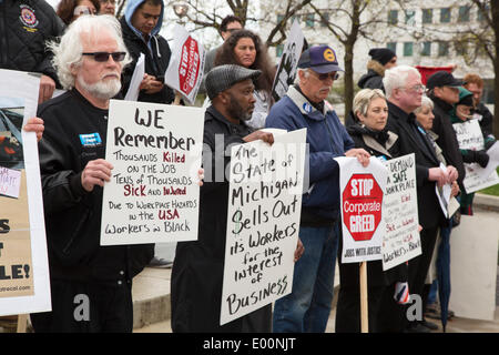 Detroit, Michigan USA - Gewerkschaftsmitglieder Mark Workers Memorial Day mit einem März und Stille Mahnwache an Arbeitnehmer bei der Arbeit ums Leben. Sie sagen, dass Tausende von Arbeitern in unsichere Arbeitsplätze jedes Jahr und vieles mehr von Berufskrankheiten sterben. Bildnachweis: Jim West/Alamy Live-Nachrichten Stockfoto