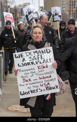 Detroit, Michigan USA - Gewerkschaftsmitglieder Mark Workers Memorial Day mit einem März und Stille Mahnwache an Arbeitnehmer bei der Arbeit ums Leben. Sie sagen, dass Tausende von Arbeitern in unsichere Arbeitsplätze jedes Jahr und vieles mehr von Berufskrankheiten sterben. Bildnachweis: Jim West/Alamy Live-Nachrichten Stockfoto