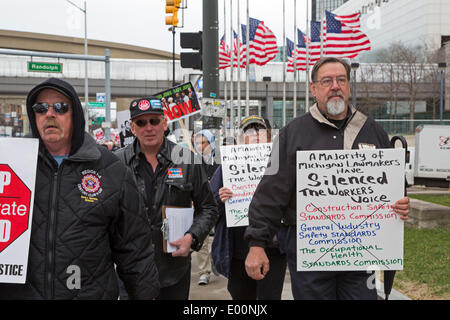 Detroit, Michigan USA - Gewerkschaftsmitglieder Mark Workers Memorial Day mit einem März und Stille Mahnwache an Arbeitnehmer bei der Arbeit ums Leben. Sie sagen, dass Tausende von Arbeitern in unsichere Arbeitsplätze jedes Jahr und vieles mehr von Berufskrankheiten sterben. Bildnachweis: Jim West/Alamy Live-Nachrichten Stockfoto