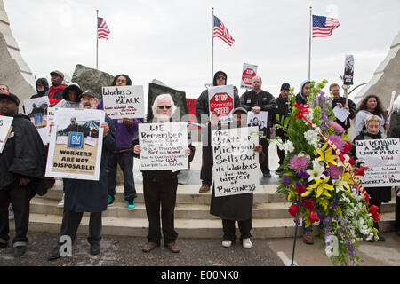 Detroit, Michigan USA - Gewerkschaftsmitglieder Mark Workers Memorial Day mit einem März und Stille Mahnwache an Arbeitnehmer bei der Arbeit ums Leben. Sie sagen, dass Tausende von Arbeitern in unsichere Arbeitsplätze jedes Jahr und vieles mehr von Berufskrankheiten sterben. Bildnachweis: Jim West/Alamy Live-Nachrichten Stockfoto