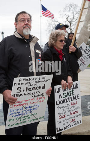 Detroit, Michigan USA - Gewerkschaftsmitglieder Mark Workers Memorial Day mit einem März und Stille Mahnwache an Arbeitnehmer bei der Arbeit ums Leben. Sie sagen, dass Tausende von Arbeitern in unsichere Arbeitsplätze jedes Jahr und vieles mehr von Berufskrankheiten sterben. Bildnachweis: Jim West/Alamy Live-Nachrichten Stockfoto