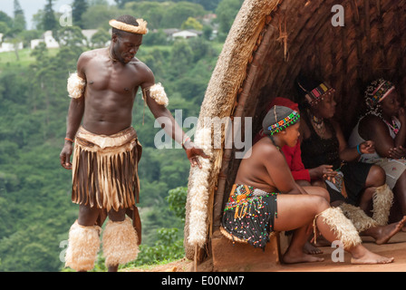 Zulu Männer und Frauen in traditioneller Kleidung, die für die Öffentlichkeit an Phezulu Village Park in Kwazulu Natal, Südafrika Stockfoto