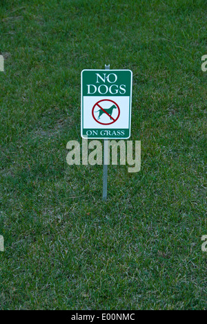 Keine Hunde auf Rasen Warnschild, Glendale Colorado USA Stockfoto