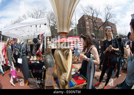 Käufer an der ursprünglichen Brooklyn Flea in der Nähe von Clinton Hill in New York City Stockfoto