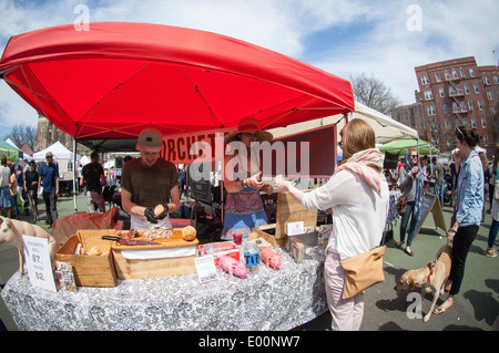 Käufer an der ursprünglichen Brooklyn Flea in der Nähe von Clinton Hill in New York City Stockfoto