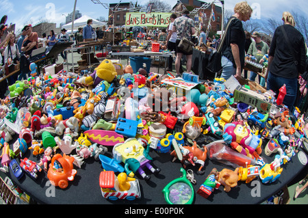 Käufer an der ursprünglichen Brooklyn Flea in der Nähe von Clinton Hill in New York City Stockfoto