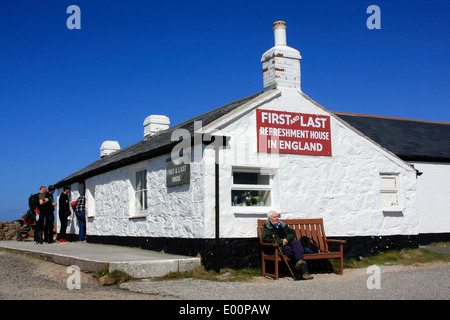 Das erste und das letzte Haus am Ende des Landes in Cornwall, England Stockfoto