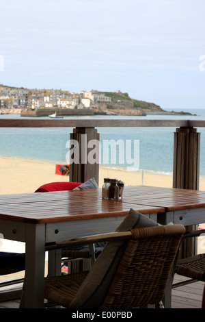 Blick auf St. Ives Hafen von einer Terrasse im Porthminster Cafe in Cornwall Stockfoto