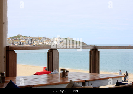 Blick auf St. Ives Hafen von einer Terrasse im Porthminster Cafe in Cornwall Stockfoto