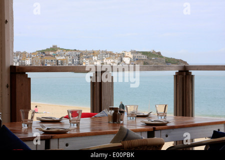 Blick auf St. Ives Hafen von einer Terrasse im Porthminster Cafe in Cornwall Stockfoto