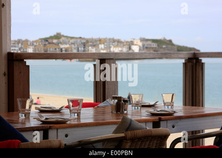 Blick auf St. Ives Hafen von einer Terrasse im Porthminster Cafe in Cornwall Stockfoto