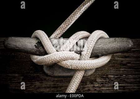 Seil um eine Klampe auf einem Dock in La Conner, Washington, USA Stockfoto