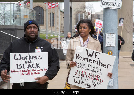 Detroit, Michigan USA - Gewerkschaftsmitglieder Mark Workers Memorial Day mit einem März und Stille Mahnwache an Arbeitnehmer bei der Arbeit ums Leben. Sie sagen, dass Tausende von Arbeitern in unsichere Arbeitsplätze jedes Jahr und vieles mehr von Berufskrankheiten sterben. Bildnachweis: Jim West/Alamy Live-Nachrichten Stockfoto