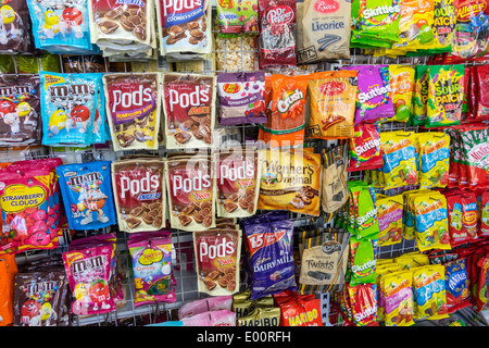 Sydney Australien, Haymarket, EzyMart, 24-Stunden-Geschäft, Snacks, Snacks, Junk-Food, Verkaufsmarken, Verkauf, Süßigkeiten, Schokolade, Taschen, konkurrierende Marken AU1403 Stockfoto