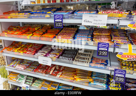 Sydney Australien, New South Wales, Haymarket, EzyMart, Lebensmittelladen, Snacks, Imbisse, Junk-Food, Produktauslage, Marken, Verkauf, Süßigkeiten, Schoko Stockfoto