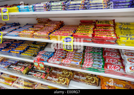 Sydney Australien, New South Wales, Haymarket, EzyMart, Lebensmittelladen, Snacks, Imbisse, Junk-Food, Produktauslage, Marken, Verkauf, Süßigkeiten, Schoko Stockfoto