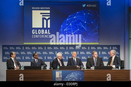 Los Angeles, Kalifornien, USA. 28. April 2014. Von links nach rechts, Osamu Nagayama, Chairman und CEO von Chugai Pharmaceutical Co., Ltd; Vorsitzender der Sony Corporation, H.E Paul Kagame, Präsident der Republik Ruanda, David Rubenstein Mitbegründer und co-CEO von der Carlyle Group, Tony Blair, ehemaliger Premierminister von Großbritannien und Nordirland, Scott Minerd, Scott Minerd, Managing Partner, global chief Investment Officer von Guggenheim Partners, und Willem Buiter, globale Cchief Ökonom der Citi in einem Panel '' globale Übersicht: Woher kommt Wachstum?'' während die Milken Institute Stockfoto