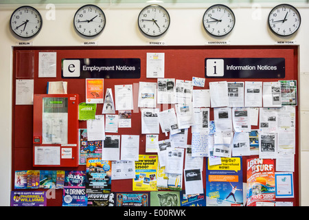 Sydney Australien, Haymarket, Railway Square YHA, Jugendherbergsverband, Informationen, Lobby, Beschäftigung, Mitteilungen, Pinnwand, Uhren, internationale Zeit z Stockfoto