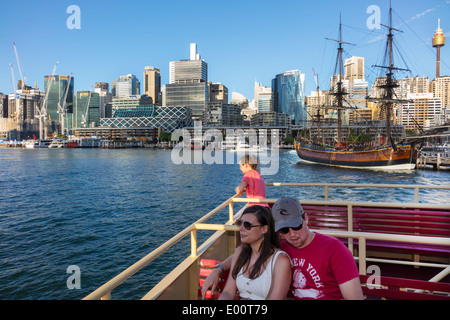 Sydney Australien, New South Wales, Darling Harbour, Hafen, Parramatta River Water, Skyline der Stadt, Stadtbild, HMB Endeavour, Replik, Captain Cook's, Australier Stockfoto