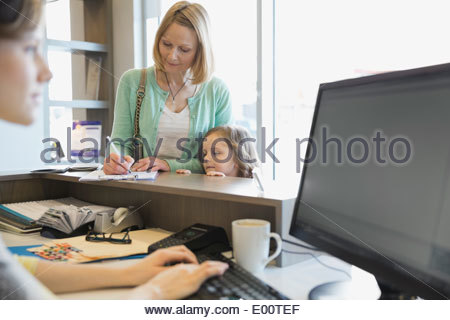 Frau ausfüllen Papierkram im Büro der Zahnärzte