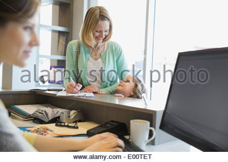 Frau ausfüllen Papierkram im Büro der Zahnärzte