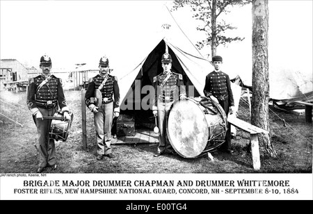 Ein Bild von Camp Governor Hale in Concord, New Hampshire, mit Soldaten der New Hampshire National Guard mit ihren Zelten. Die historische Kulisse zeigt die militärische Präsenz und Aktivitäten während der Zeit, mit einem Schwerpunkt auf Soldaten und deren Ausbildung. Stockfoto