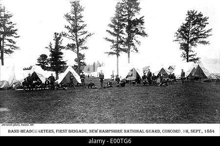 Ein Foto von Camp Governor Hale in Concord, New Hampshire, zeigt Soldaten der New Hampshire National Guard zusammen mit der 1st Brigade Military Band. Das Bild zeigt das historische Militärlager und seinen Alltag während des Trainings. Stockfoto