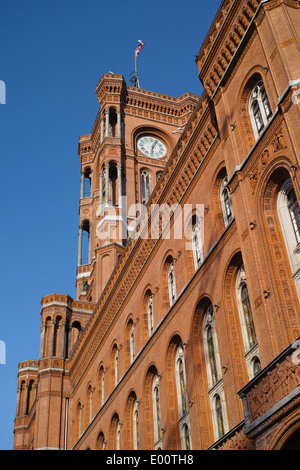 Rathaus von Berlin, benannt "Rotes Rathaus" in der Sonne, am Alexanderplatz. Stockfoto