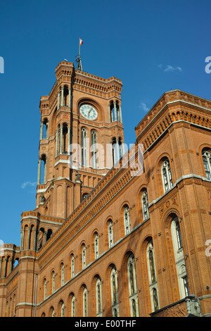 Rathaus von Berlin, benannt "Rotes Rathaus" in der Sonne, am Alexanderplatz. Stockfoto