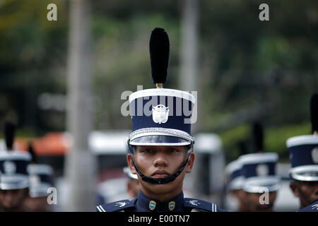 Panama-Stadt, 28.April. 4. Mai 2014. Ein Mitglied der Nationalpolizei beteiligt sich die Übertragung der Befehl Zeremonie an den kurfürstlichen Hof zur Gewährleistung der Sicherheit bei den bevorstehenden Wahlen in Panama-Stadt, Hauptstadt von Panama, 28. April 2014. Panama wird am 4. Mai 2014 Präsidentschaftswahlen abhalten. © Mauricio Valenzuela/Xinhua/Alamy Live-Nachrichten Stockfoto