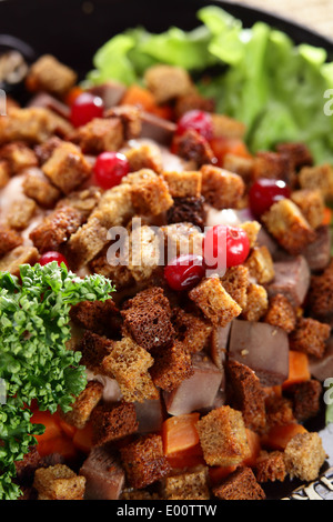 Gebratenes Brot mit Beeren auf die schwarze Schale Stockfoto