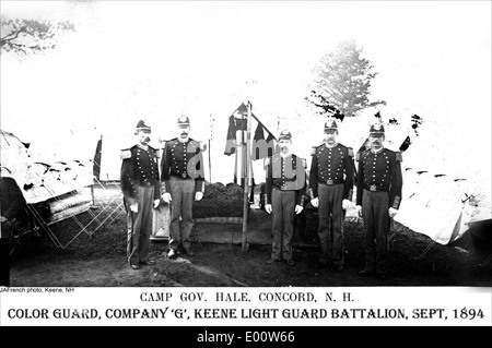 Campgouverneur Hale in Concord, New Hampshire, diente während des Bürgerkriegs als Ausbildungseinrichtung. Das historische Foto zeigt Soldaten in Uniform, die Übungen und Routinen durchführen. Der Farbschutz der New Hampshire National Guard ist auf dem Bild zu sehen und zeigt militärische Tradition und Geschichte. Stockfoto