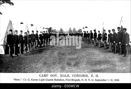 Dieses historische Bild zeigt das Keene Light Guards Bataillon der New Hampshire National Guard bei Camp Governor Hale in Concord. Die Soldaten werden in ihren Zelten gezeigt und bieten einen Einblick in das militärische Leben während der Zeit des Kommandos von J. A. French. Stockfoto