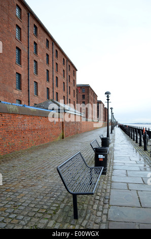 Weg entlang dem Fluss Mersey neben das Albert Dock. Stockfoto