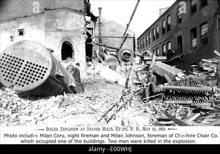 Foto der Folgen der Kesselexplosion von 1893 bei Beaver Mills in Keene, New Hampshire. Das Bild von J. A. French zeigt das zerstörte Kesselhaus und bietet einen ergreifenden Einblick in die industriellen Gefahren der Epoche. Stockfoto